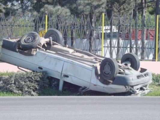 CASCADORIE pe MAMAIA: MAȘINĂ RĂSTURNATĂ, șofer suedez BĂUT